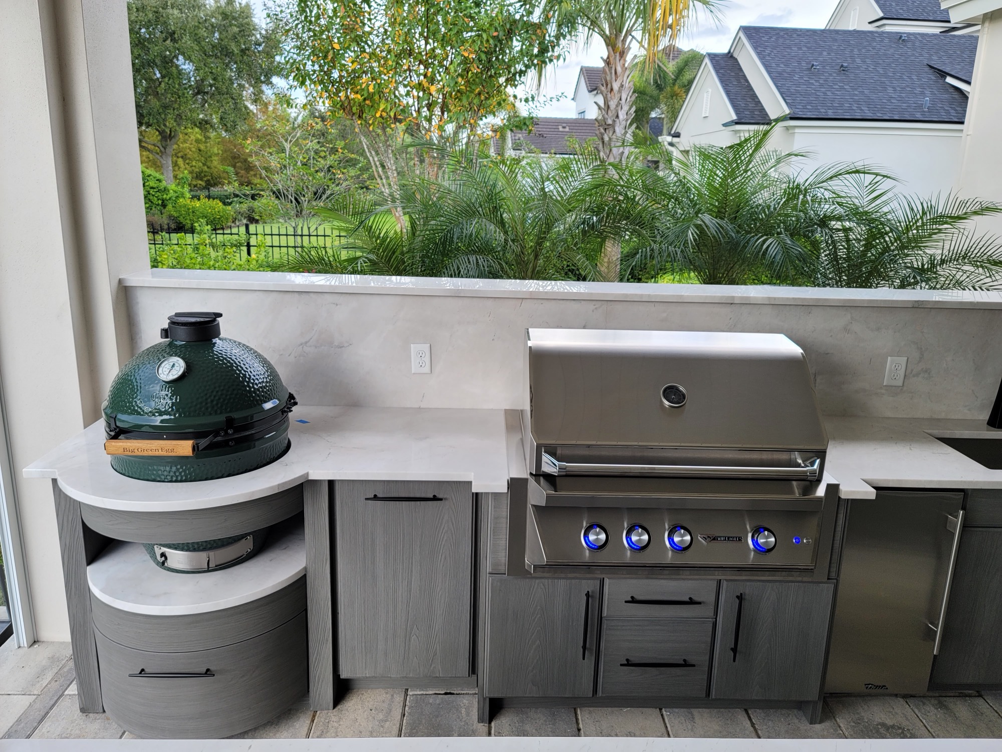 The raised backsplash and stucco enclosure matched to the home in Orlando, FL
