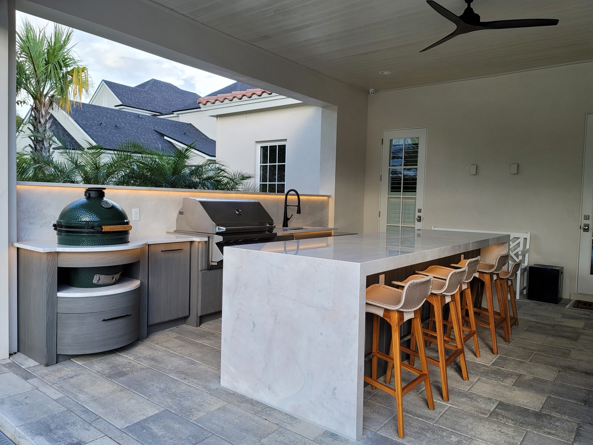 The countertop seating area on the open lanai in Baldwin Park, Orlando, FL