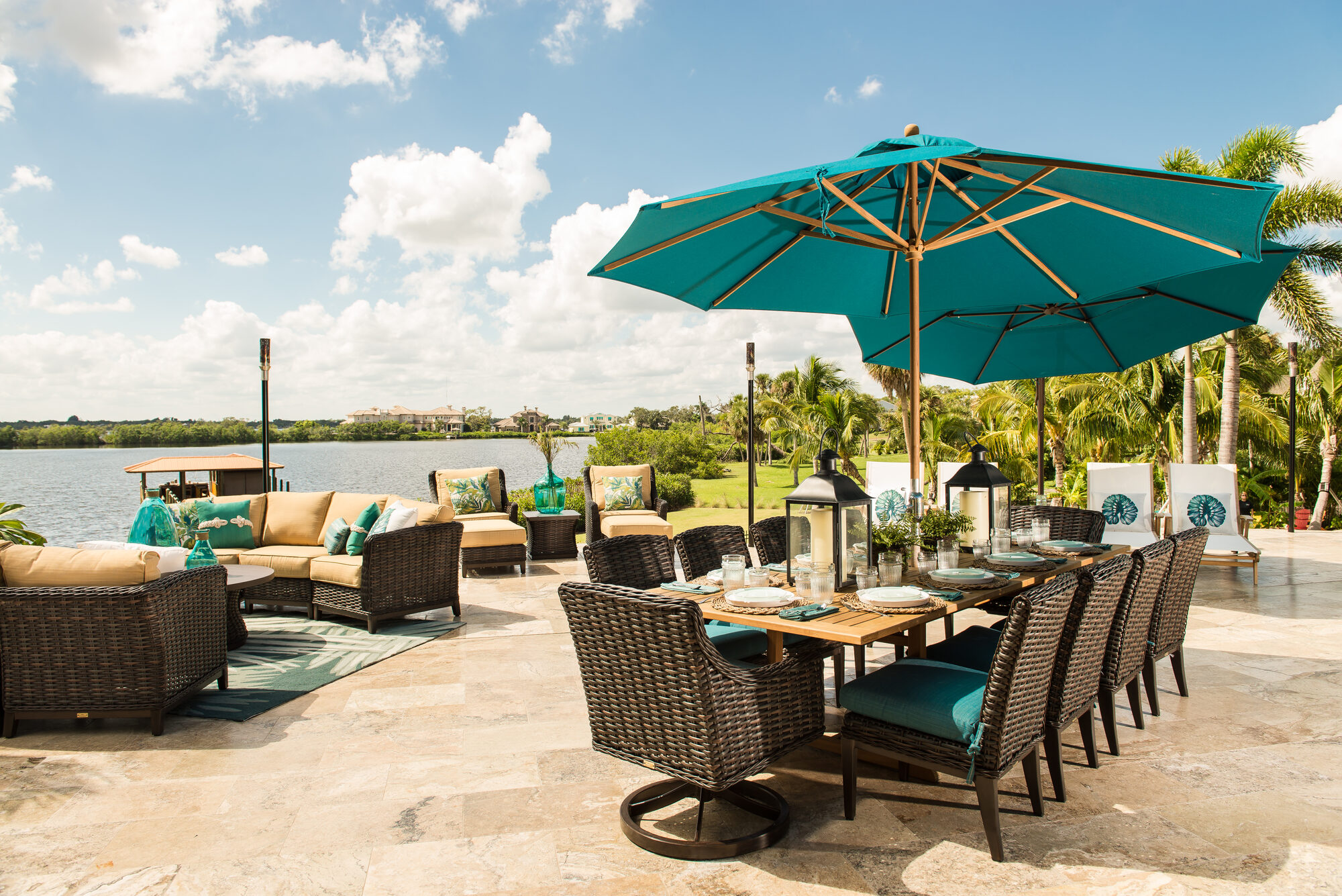 Outdoor dining display at the Patio Style showroom